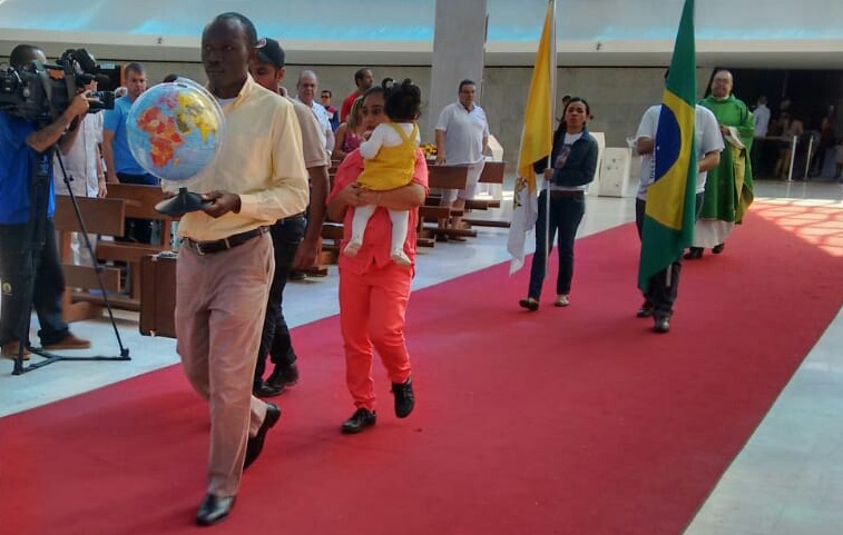 Refugiados da Índia e do Congo levam símbolos em missa de abertura da 33ª Semana do Migrante, na catedral de Brasília.