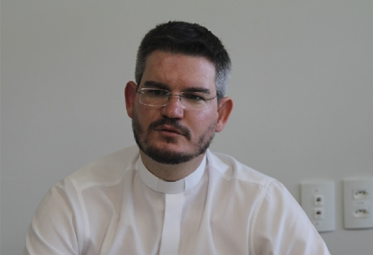 Padre Thiago Faccini, assessor do Setor Espaço Litúrgico